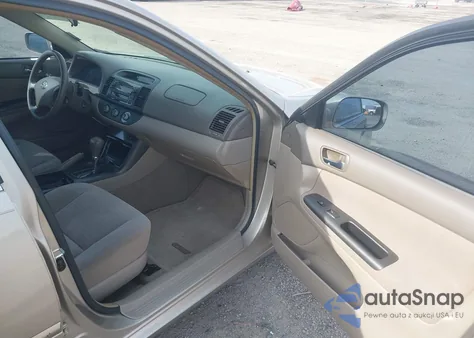 2005 Toyota Camry Le z USA, uszkodzony, nr VIN 4T1BE32KX5U557634